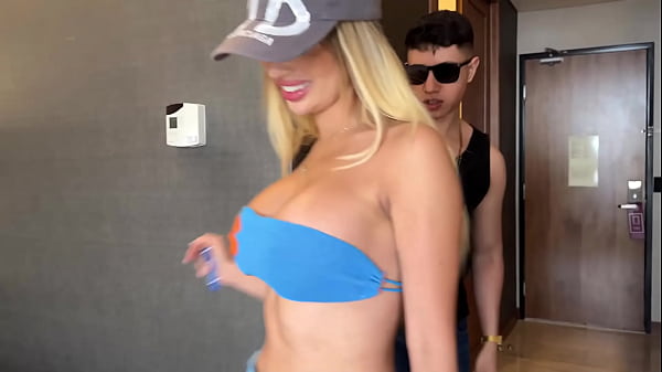 INVITE A UN FAN MEXICANO A COGER CONMIGO ANTES DE VOLVER A MI PAÍS Y ME DEJÓ LLENA DE SEMEN