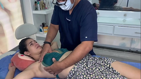 CONSULTA CON EL DERMATOLOGO TERMINA EN SEXO CASERO CON MILF CALIENTE DE ENORMES TETAS