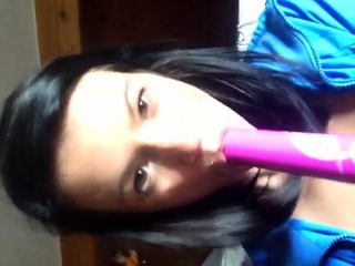 Deutsche Amateurin bringt sich mit Dildo zum Orgasmus.