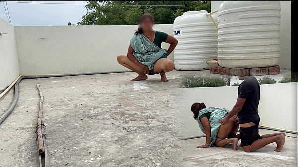 कोमल चड़ गयी छत ऊपर बुलाके खुलेआम चुदाती रही