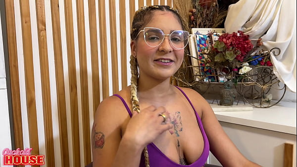 Ela cansou do namorado de pau pequeno e esgarçou a buceta na Cuckold House