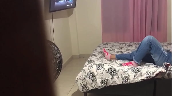 ENCUENTRO A MI HIJASTRA METIENDOSE LOS DEDOS AL COÑO EN SU HABITACION Y LE METO LA VERGA RIRECTO AL COÑO