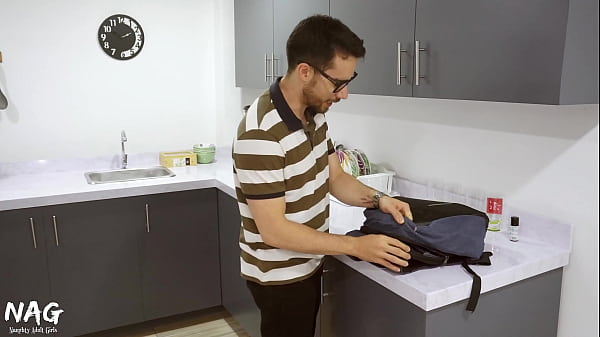 Ladronas se hacen pasar por strippers para follarse al casero y robarse todo