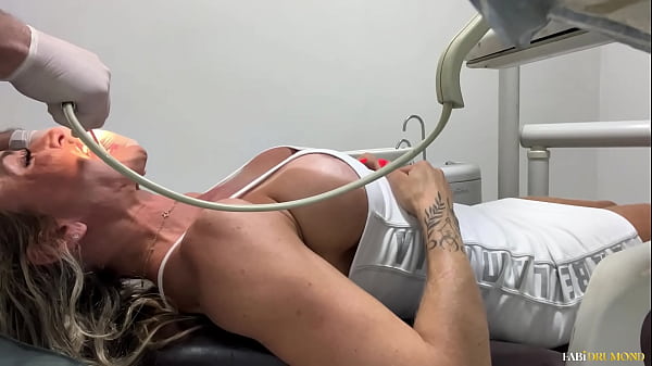 MILF peituda paga a consulta no dentista com a buceta e o cuzinho todo molhado – Fabi Drumond