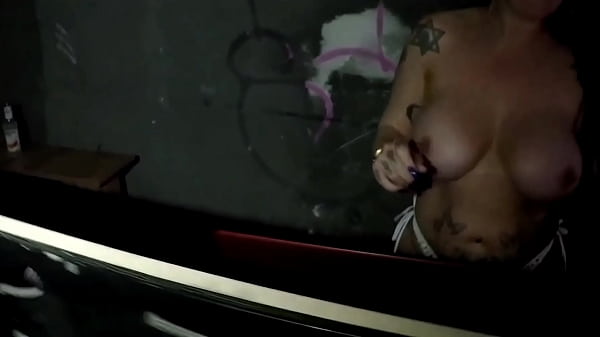 Gostosa tomando banho