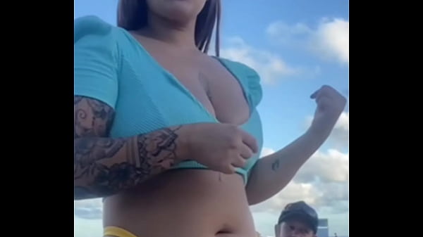 Estou na Praia me exibindo pra outros machos e meu marido nem percebe