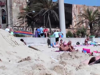 PUBLIC BEACH VOYEUR – German teens try lesbian games