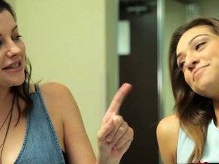 Cute lez babe get pussyeaten by cougar