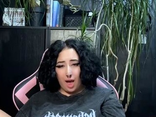 Solo big ass brunette uses toy