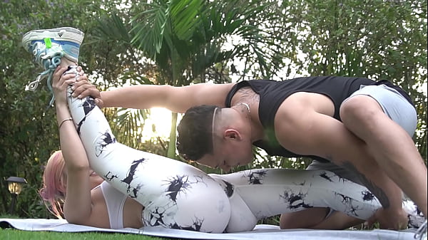 Entrenador se folla una ardiente rubia en una sesión de yoga