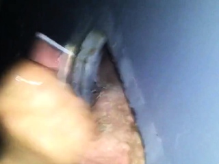 Svenska Hustruns Glory Hole Handjob