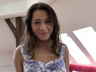 Voluptuous Savannah delighting pal with fellatio