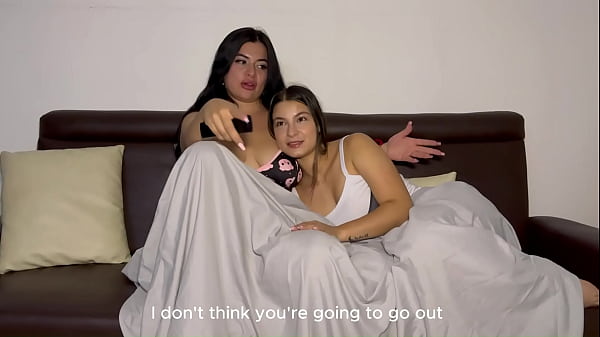 Morena BBW de Enormes Tetas Pide a su Hermanastra Cachonda Latina que le Deje Follar su Estrecho Coño Rosado con sus Dedos